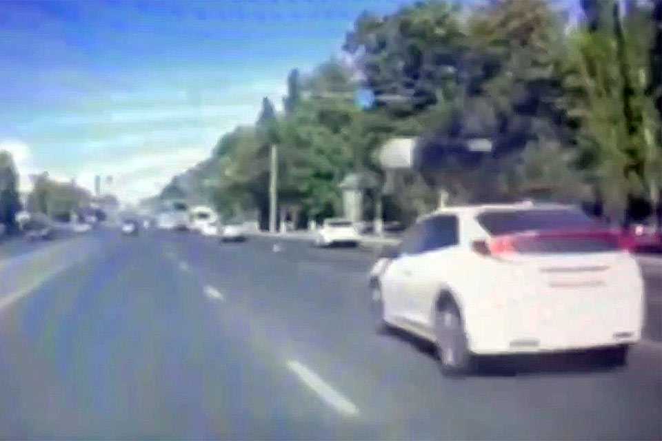 В Уфе перебегавшего дорогу мужчину сбил автомобиль (видео)