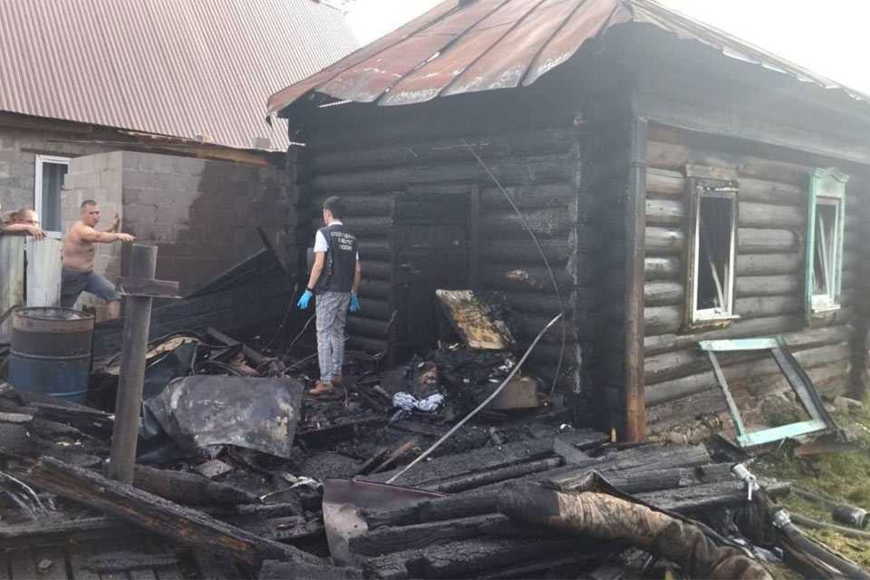 В Башкирии в сгоревшем доме обнаружили тела мужчины и его сожительницы