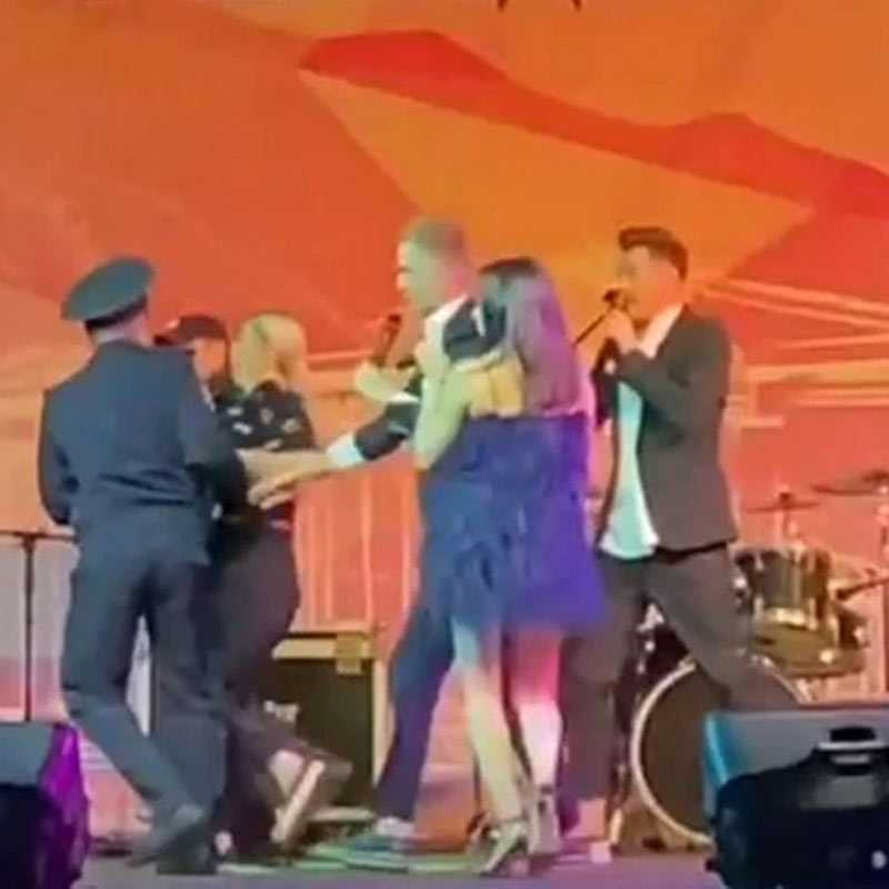 В Башкирии во время гала-концерта на сцену к артистам выбежали две зрительницы