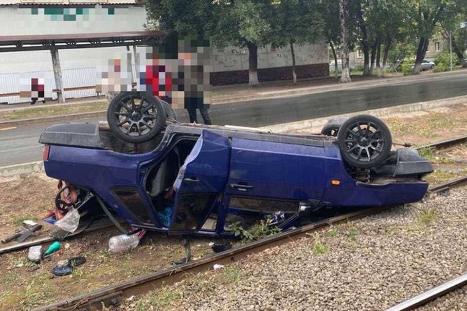 В Уфе пострадали водитель и пассажиры, перевернувшись на трамвайных путях