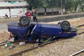 В Уфе пострадали водитель и пассажиры, перевернувшись на трамвайных путях