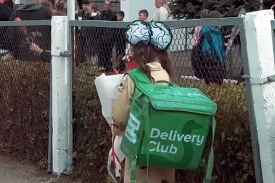 Жителей Уфы удивила школьница с сумкой доставщика еды