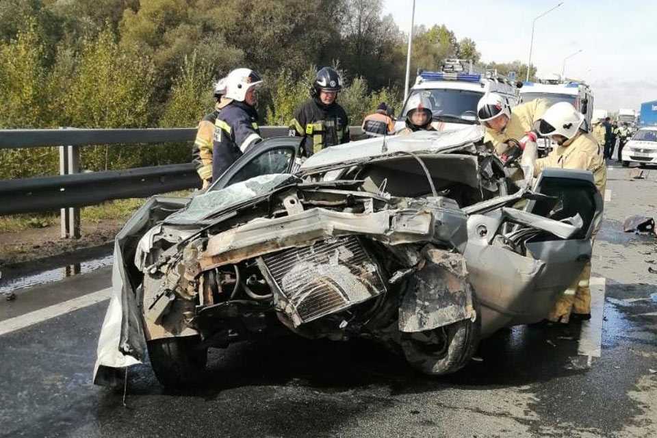 Под Уфой в аварии с двумя грузовиками погиб 31-летний водитель легковушки