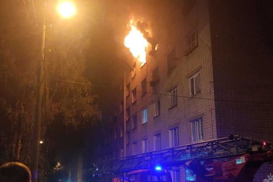 В Башкирии спасатели вывели 15 человек из горящего дома
