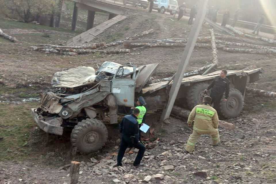 Извлекли специнструментом: в Башкирии в аварии погиб водитель лесовоза
