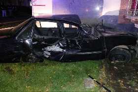 В Уфе водитель легковушки врезался в дом, погиб пассажир