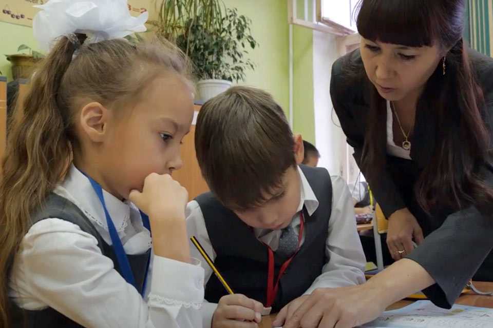 Учителя вынуждены перерабатывать: в Башкирии зарплаты педагогов едва дотягивают до МРОТ