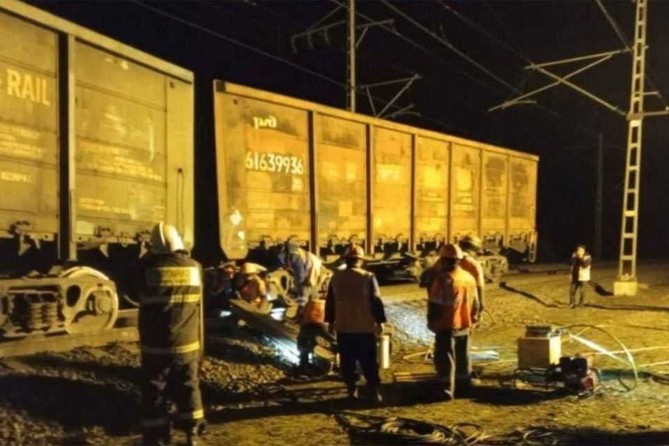 В Башкирии сошли с рельсов два вагона грузового поезда - видео