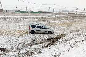 В Башкирии на заснеженной трассе перевернулся автомобиль, пострадала пассажирка