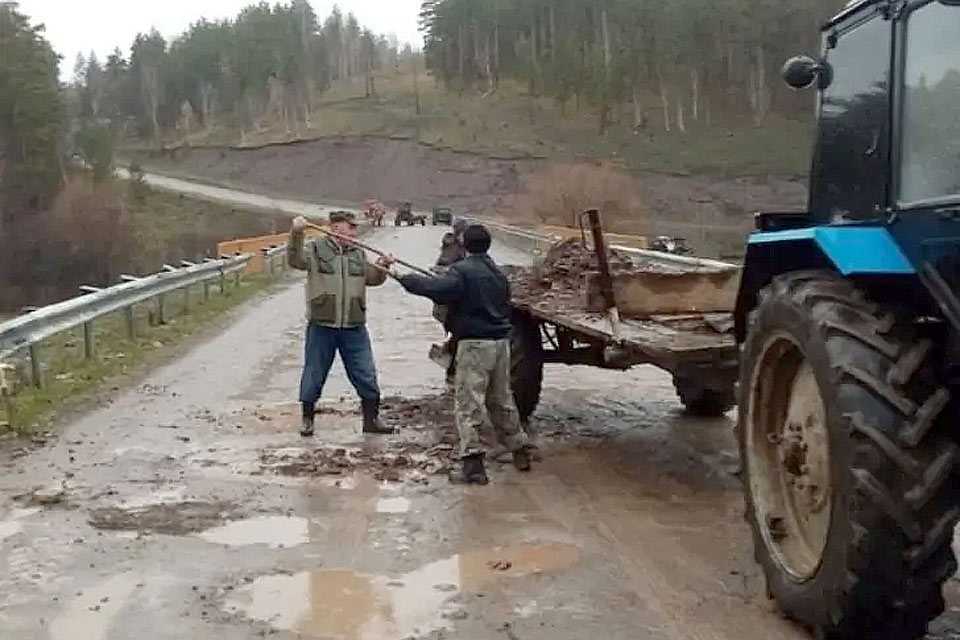 Жители Башкирии устав ждать власти, собственными силами отремонтировали дорогу