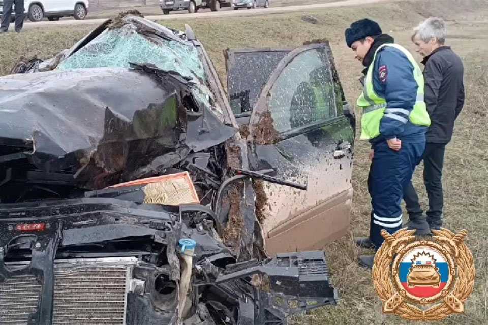 Прокол колеса стал причиной гибели водителя и пассажирки Mercedes в Башкирии - видео