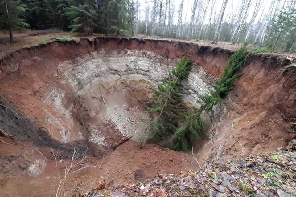 В Башкирии образовался гигантский 30-метровый провал посреди леса - видео