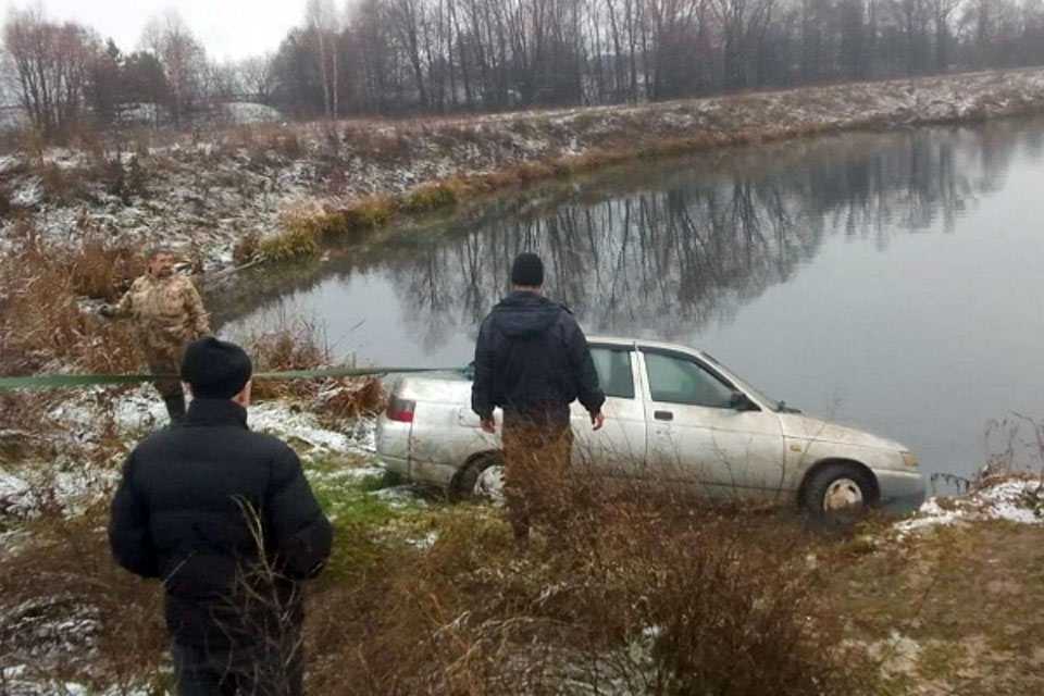Из реки в Башкирии извлекли машину с мертвым водителем внутри - видео