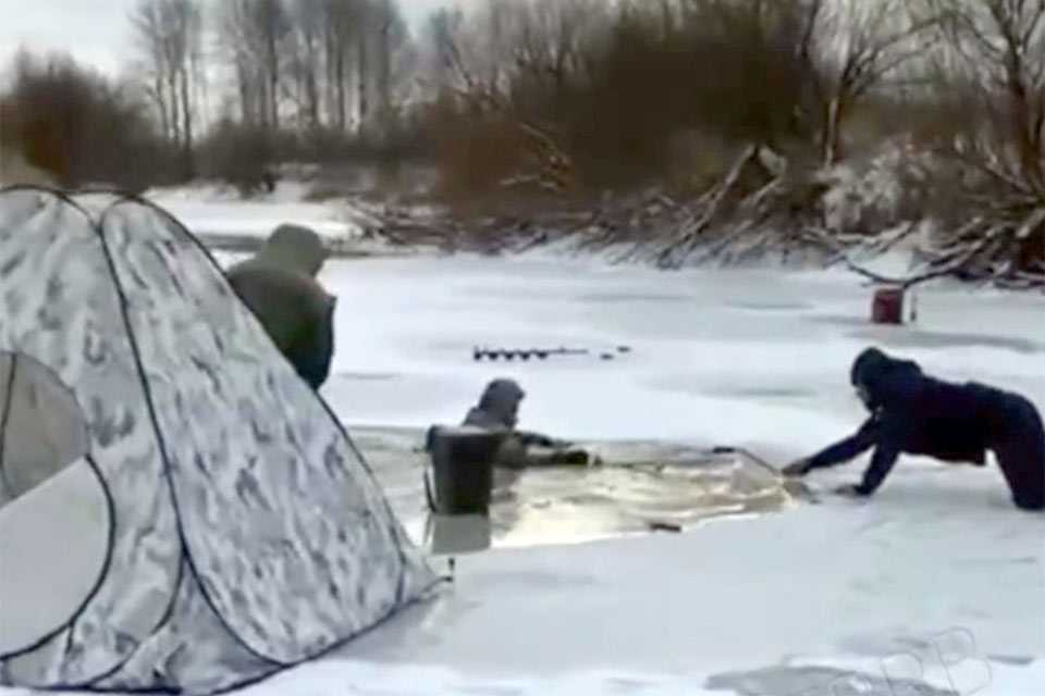 В Башкирии распространяют видео якобы провалившихся под лед рыбаков из Благовещенского района