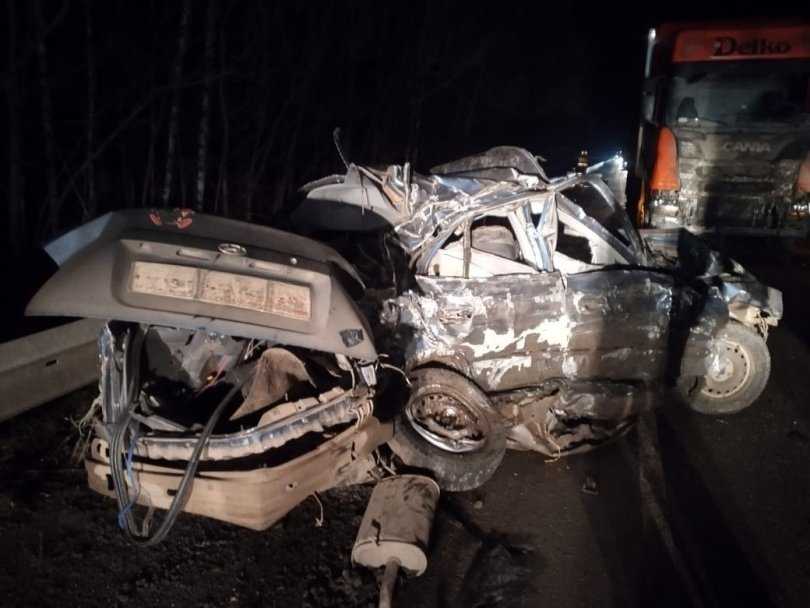 В Иглинском районе Башкирии после лобового столкновения с фурой погиб молодой водитель иномарки - видео
