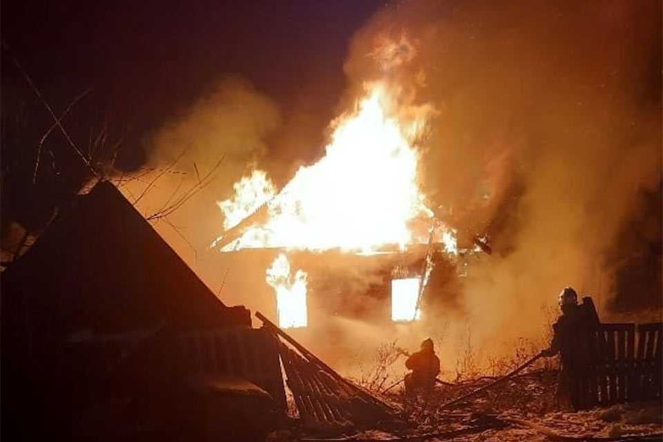 В Уфе во время пожара в деревянном доме заживо сгорел мужчина