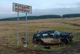 В Башкирии Mercedes опрокинулся в кювет: погиб водитель, пассажирка госпитализирована