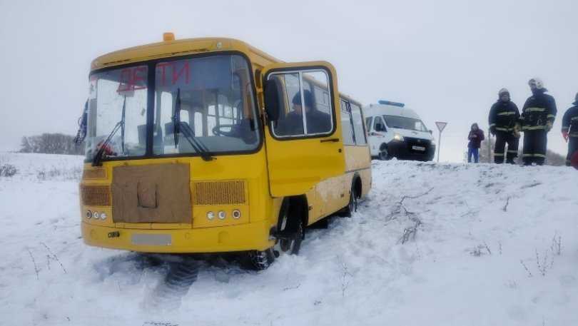 В Башкирии школьный автобус с детьми опрокинулся в кювет