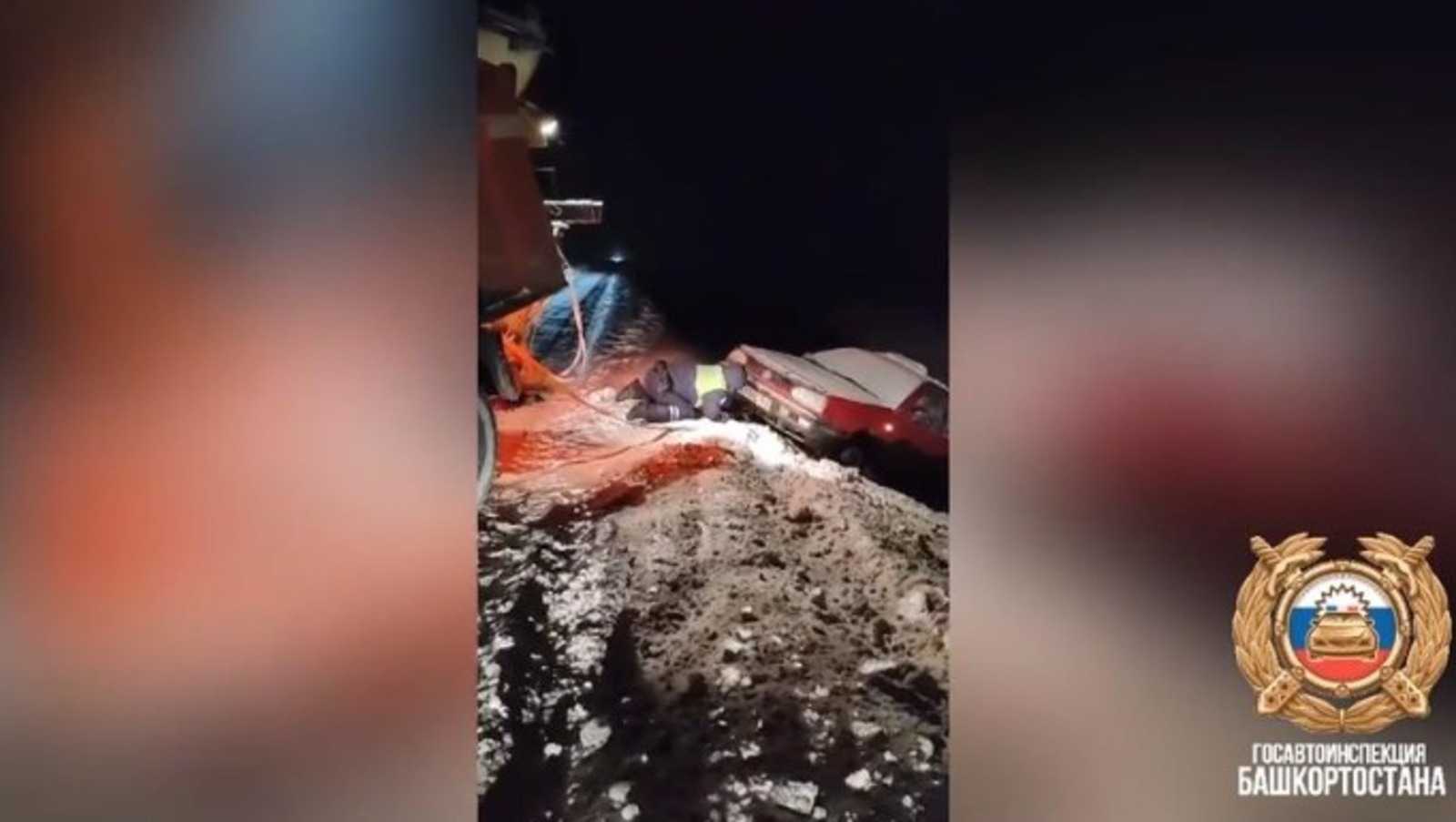 В Башкирии сотрудники ГИБДД помогли водителю выбраться из снега