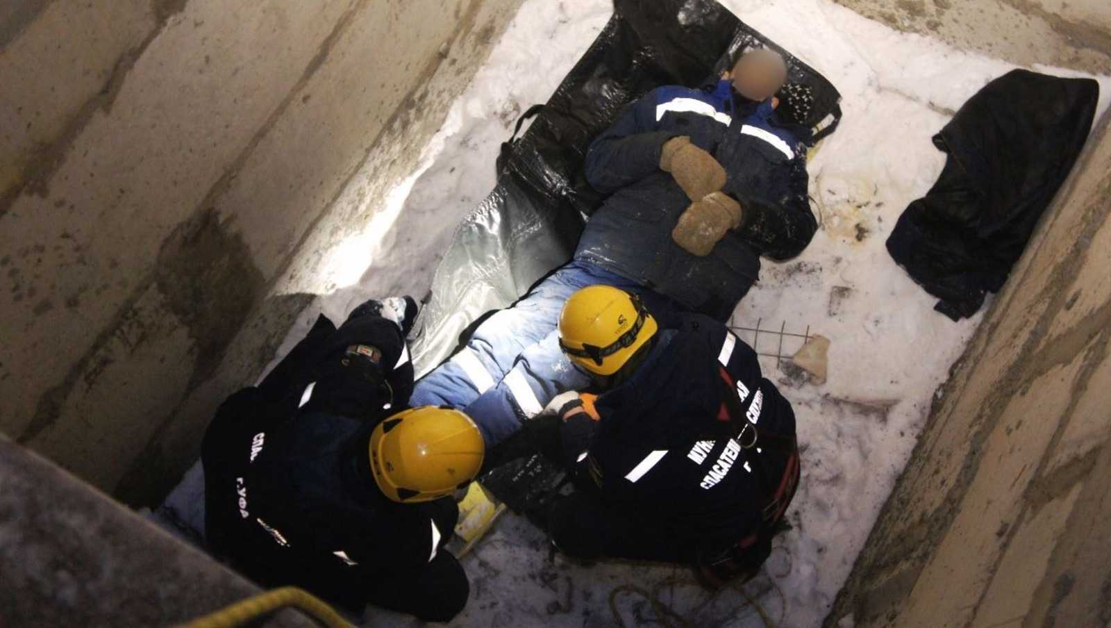 В Уфе строитель выжил после падения в шахту лифта