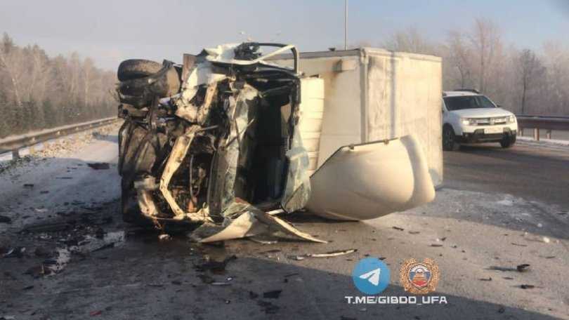 В Башкирии водитель грузовика врезался в поломавшийся на трассе автобус