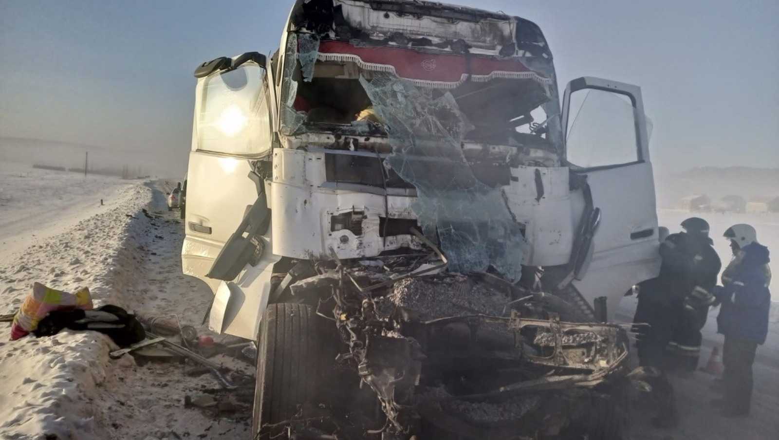 Водитель Volvo пострадал в ДТП с большегрузом в Башкирии
