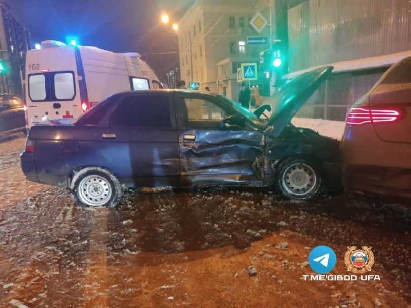 В центре Уфы столкнулись сразу 3 авто - есть пострадавшие