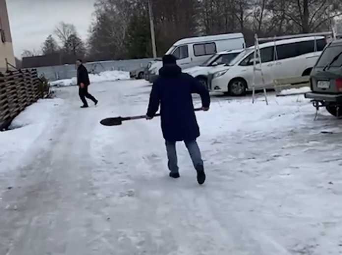 В пригороде Уфы агрессивный местный житель напал с лопатой на соседей - видео
