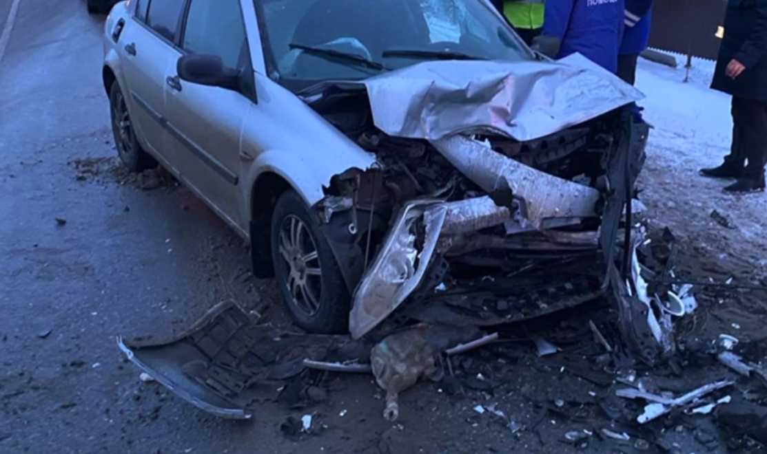 В Башкирии в ДТП с Hyundai Grand Santa Fe погиб водитель Renault Mеgane - видео