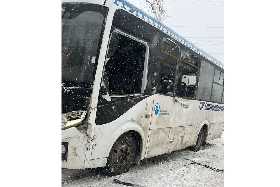 В Башкирии маршрутный автобус столкнулся с мусоровозом