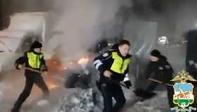 Сотрудники полиции потушили горящий автомобиль на стоянке в Башкирии - видео