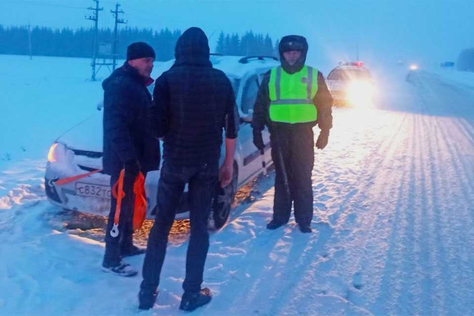 В Башкирии инспекторы ГИБДД помогли замерзающим водителю и женщине с тремя детьми