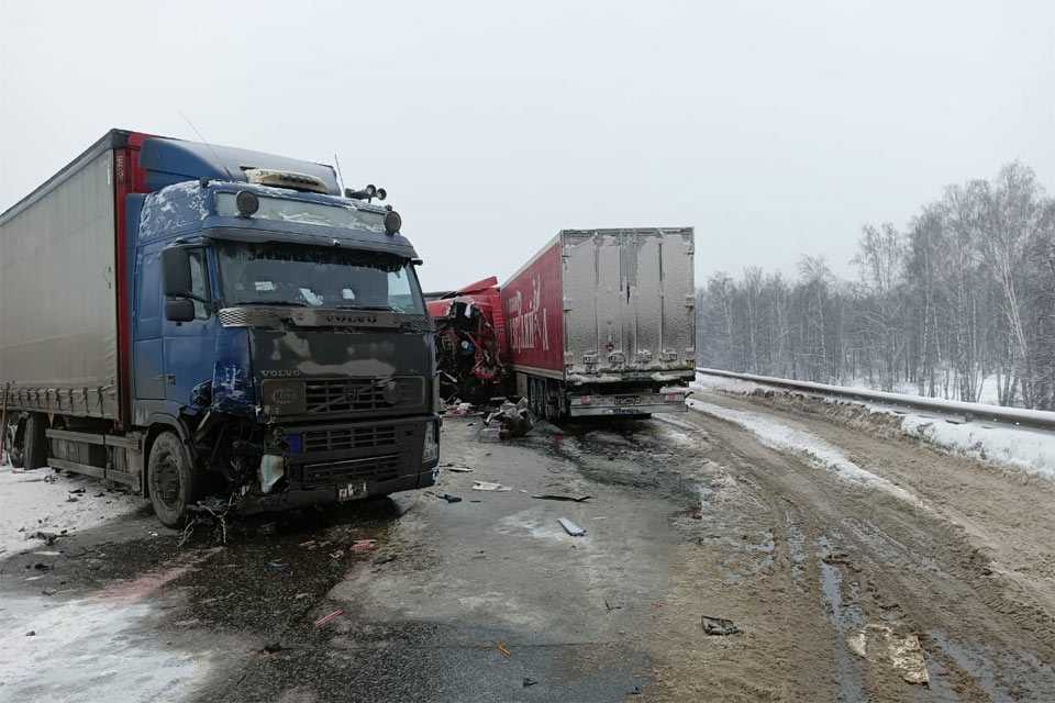 В Башкирии в массовой аварии с грузовиками на трассе М-5 пострадали 4 человека