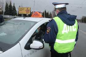 Миллионам российских водителей придется срочно менять права: стала известна причина