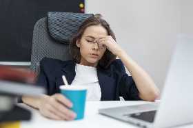 Ученые назвали причину хронической усталости: проблема в одном витамине