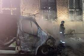 В Уфе ночью огонь уничтожил два автомобиля