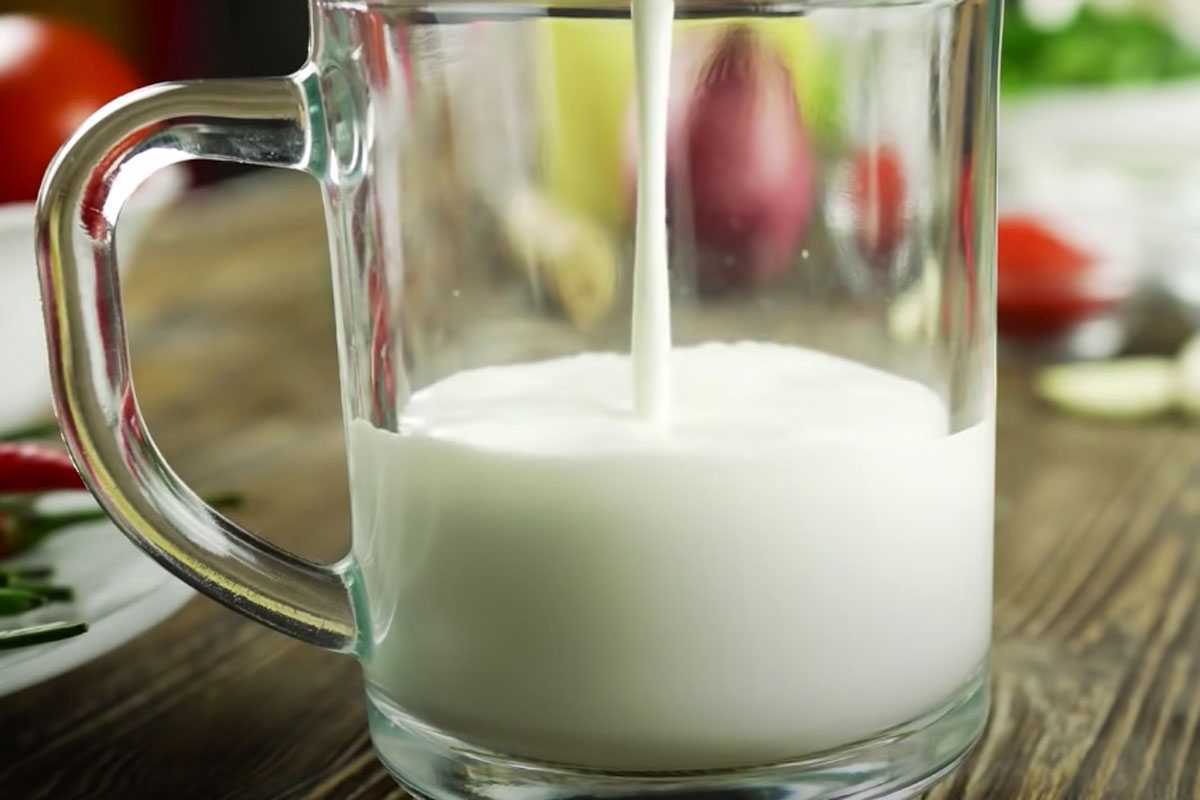 Не храните молоко на дверце холодильника: выяснили причину