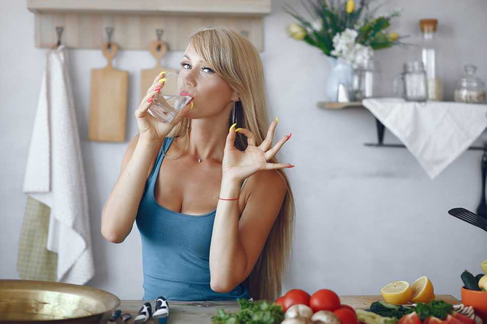 Можно ли запивать еду: почему вредно пить во время приема пищи