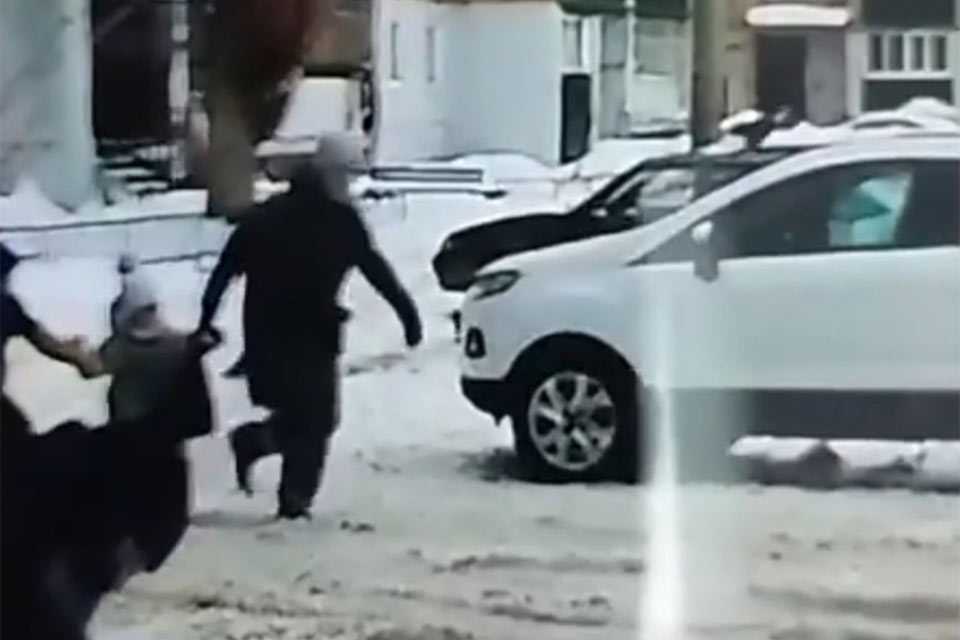 Мужчина пытался похитить девочку средь бела дня в Башкирии - видео