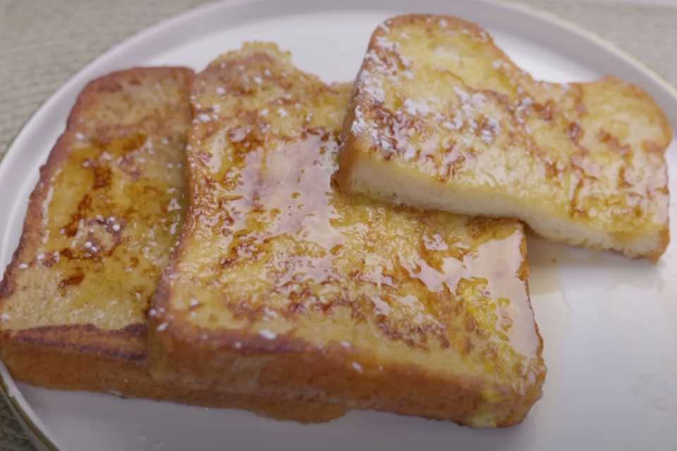 Шеф-повар поделился рецептом ароматных французских тостов с корицей: всего 10 минут и готово