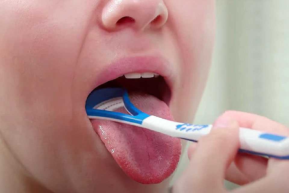 Стоматолог раскрыл секрет свежего дыхания: чистите не только зубы