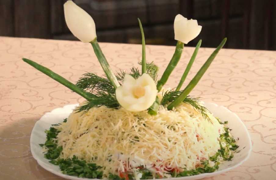 «Гости будут рыдать от восторга»: салат «Подснежники» украсит стол на любой праздник — эффектный и быстрый