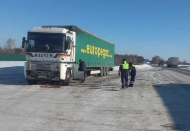 Не бросили в беде: в Башкирии сотрудники ГИБДД помогли дальнобойщику в лютый мороз