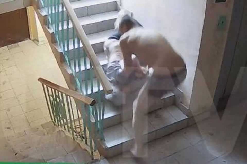 Уфимец протащил по лестнице полуголую мать и напал на соседку