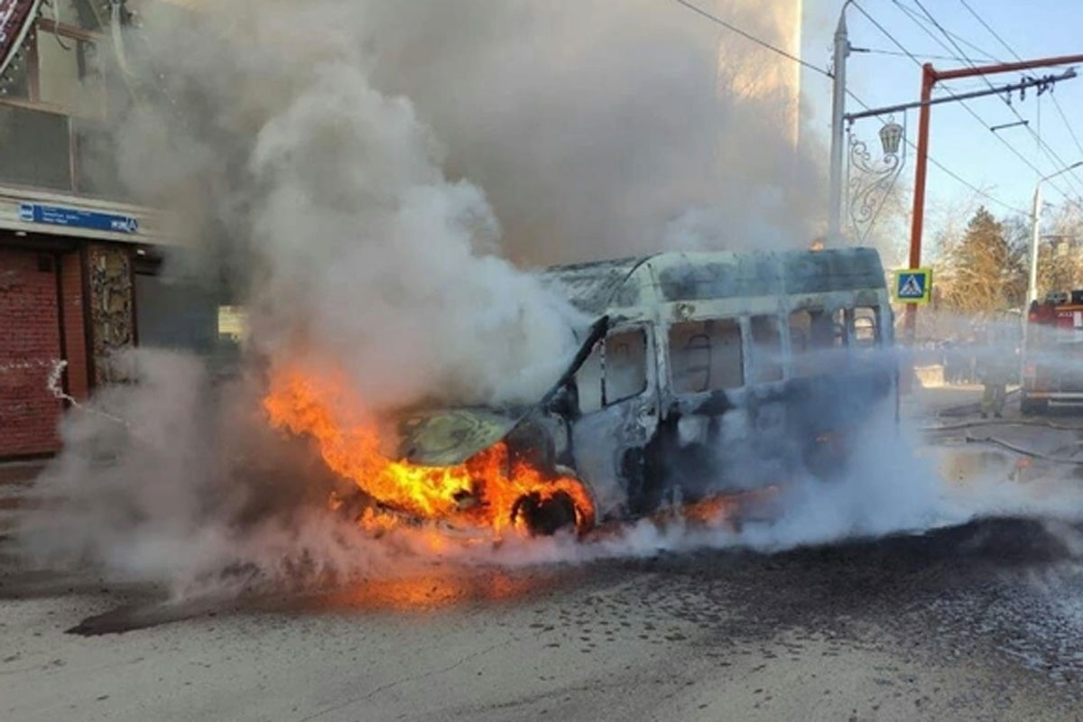 В Башкирии на ходу загорелась маршрутка: пассажиры спаслись благодаря бдительности прохожего - видео