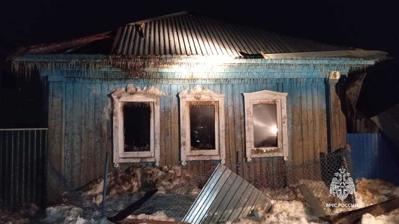 В Башкирии два пенсионера получили ожоги рук и лица во время пожара в доме