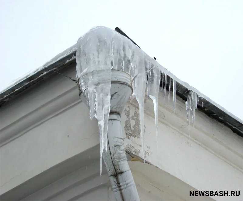 Жители Уфы пострадали из-за падения льда и снега с многоэтажек