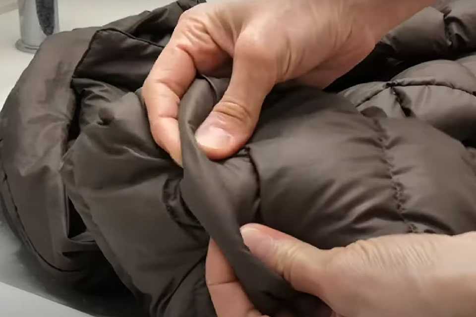 Секреты экспресс-чистки: как удалить пятна с куртки за 5 минут без химии