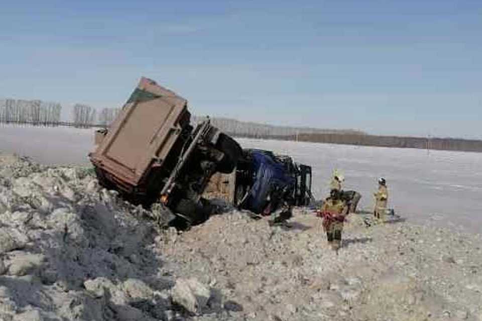 В Башкирии опрокинулся грузовик перевозивший щебень
