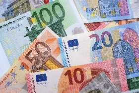 Россиянам назвали две купюры доллара и евро, которые нужно сжечь
